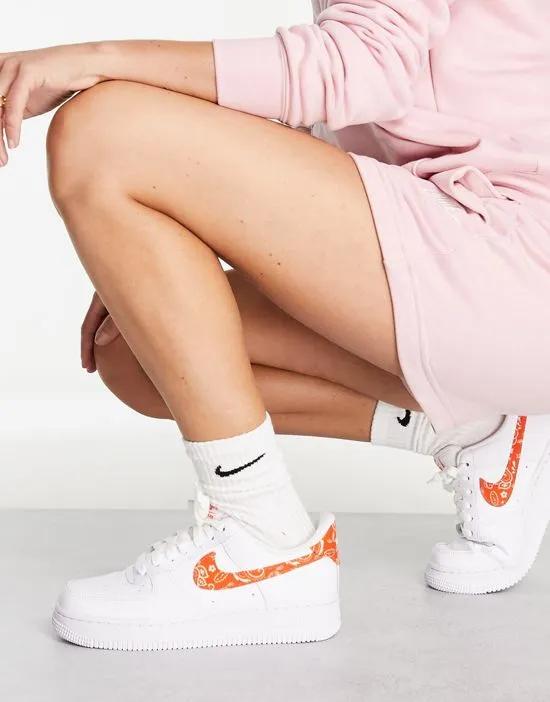 Air Force 1 '07 ESS sneakers in white and orange