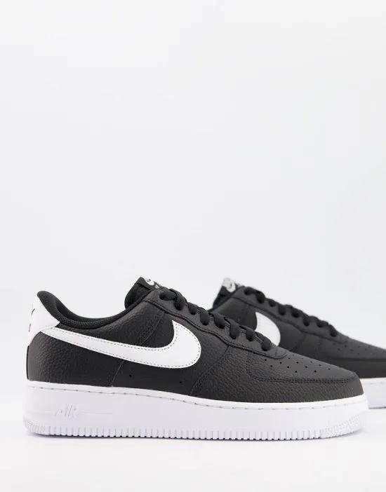 Air Force 1'07 sneakers in black and white
