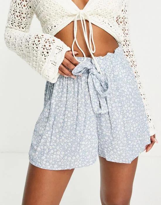 belted shorts in blue floral