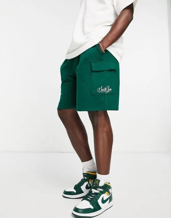 caligraphy cargo shorts in green