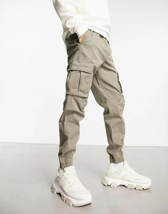 cargo jogger in khaki