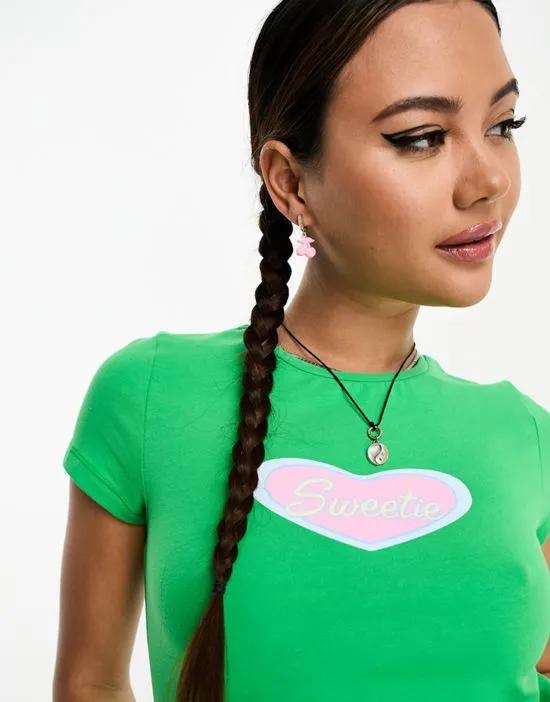 cropped t-shirt with sweetie heart print in green