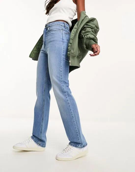 easy straight jeans in mid blue