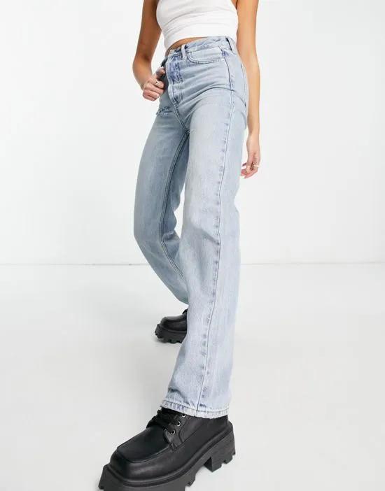 Kort jeans with rip in bleach