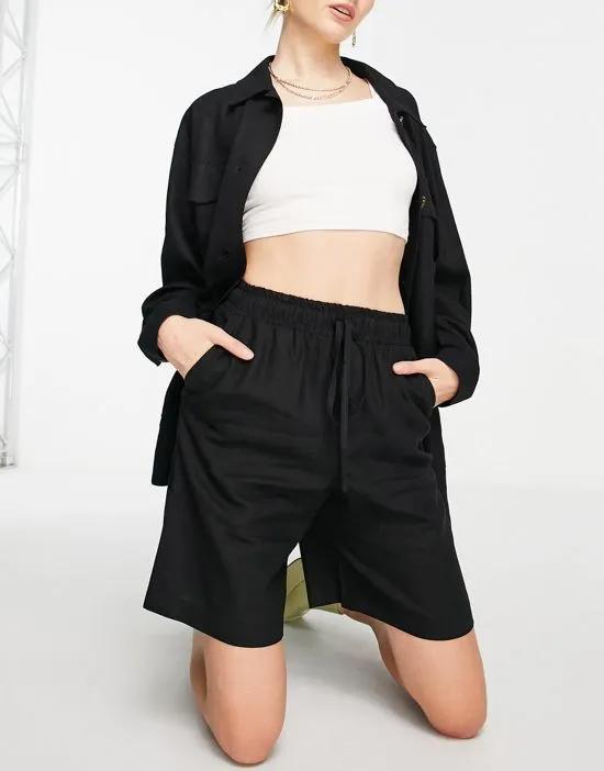 linen bermuda shorts in black