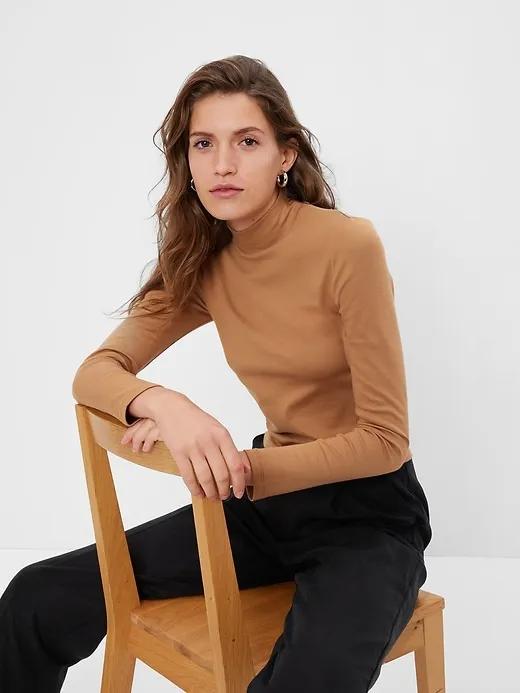 Modern Cropped Mockneck Top