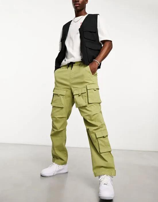 multipocket cargo in khaki