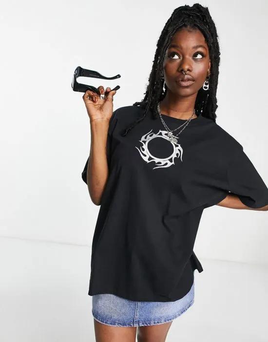 Now oversized tshirt with embroidered graphic in black
