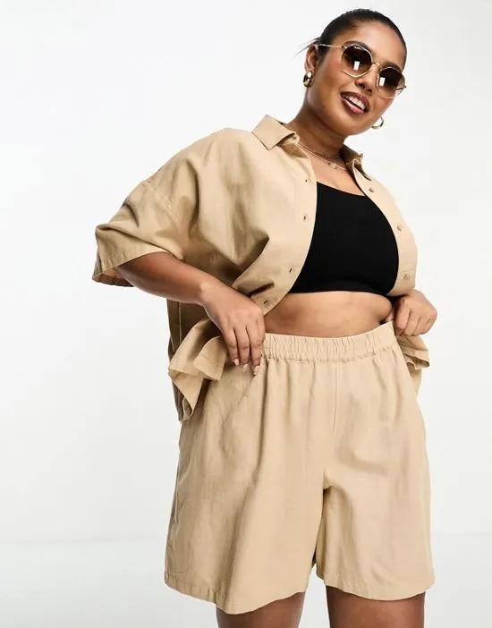 Pieces Curve linen boxy shorts in beige - part of a set
