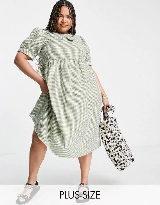 Pieces Curve puff sleeve midi smock dress in green gingham