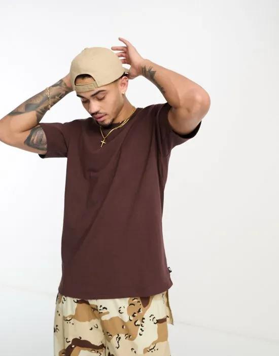 Premium Essential Sust t-shirt in brown