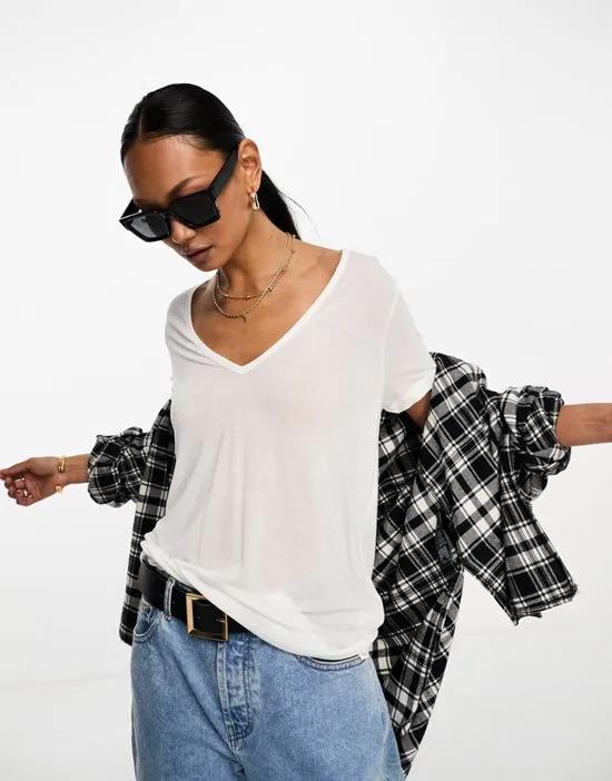 relaxed v-neck t-shirt in white