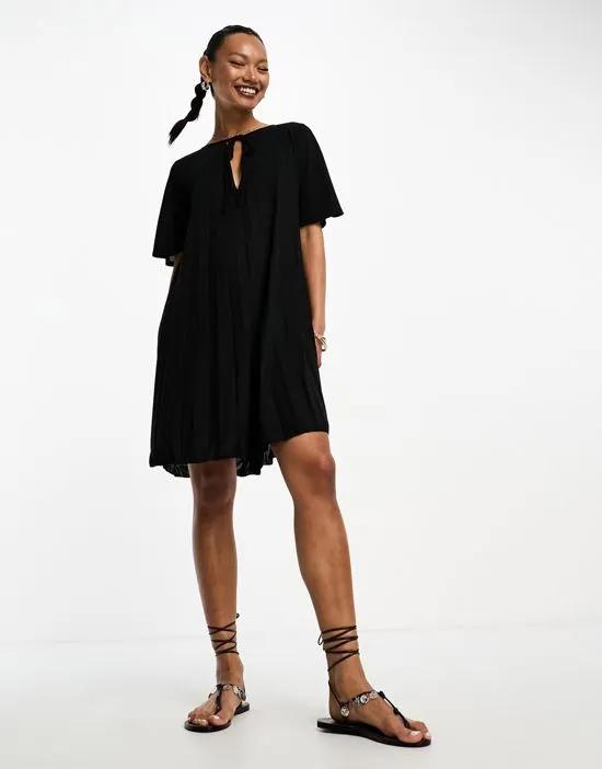 short sleeve pleat swing mini dress in black