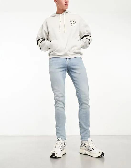 skinny jeans in light wash blue