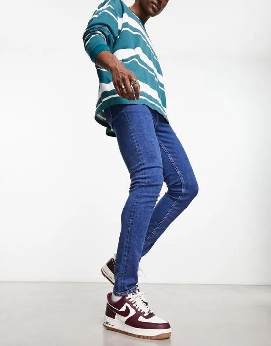 skinny jeans in mid blue