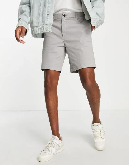 slim chino short in light gray