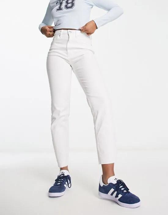 slim mom jean with stretch in white