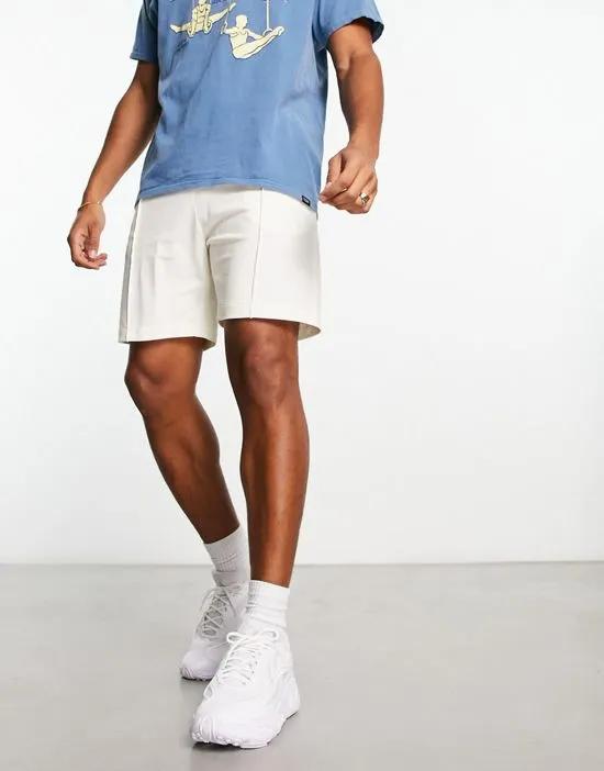 slim shorts in beige pique