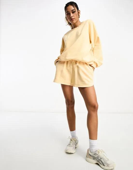 sweat runner shorts in apricot