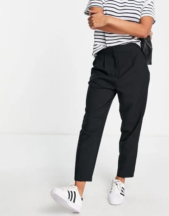 tailored chic tapered pants in black