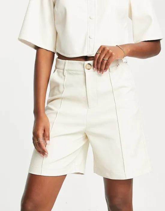 tailored white shorts in off white