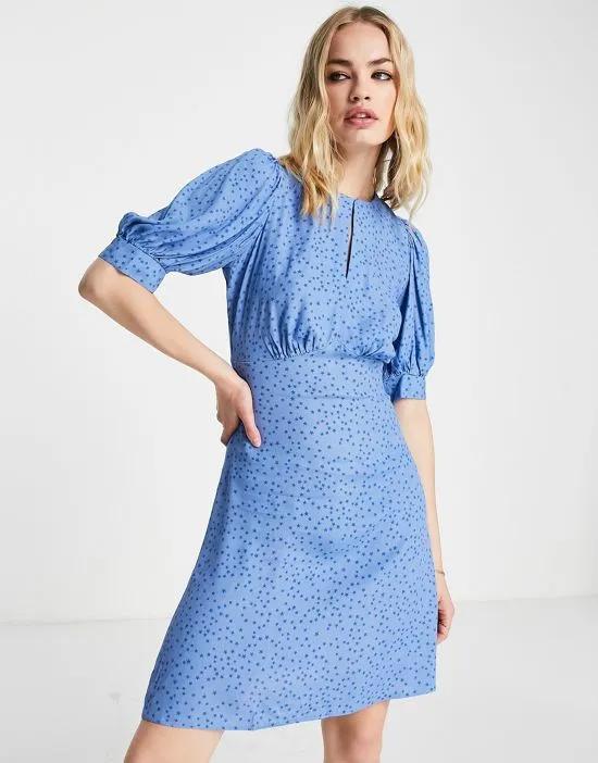 A-line mini dress with open back and puff sleeves in blue star print
