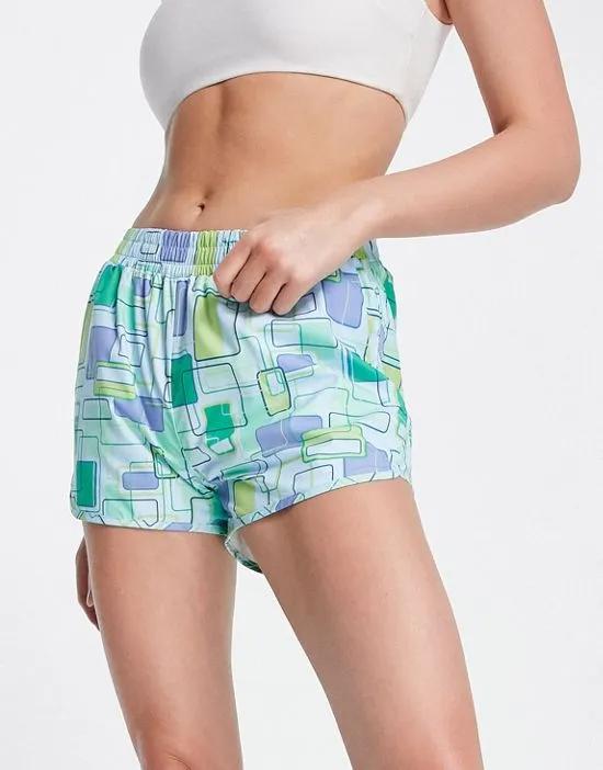 Active woven running shorts in geometric print