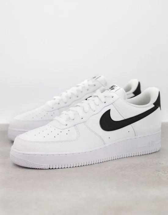 Air Force 1 '07 sneakers in white and black