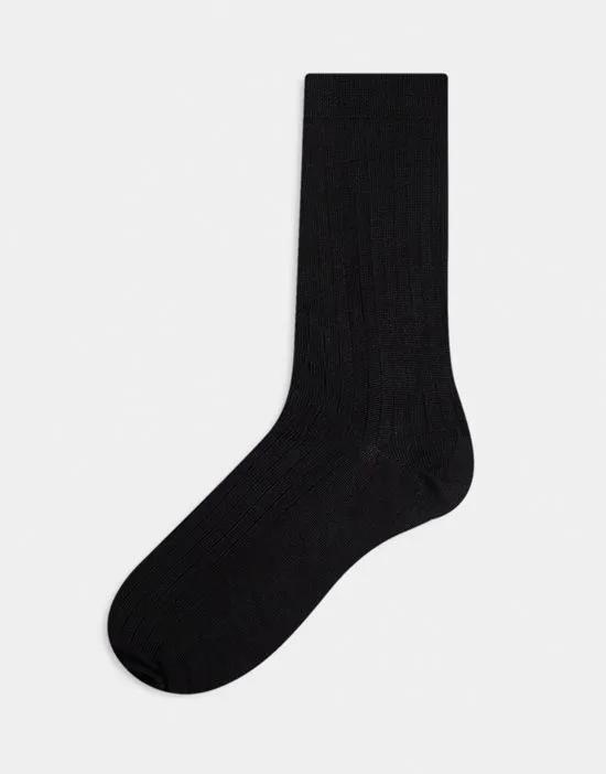 ankle socks in shiny rib in black