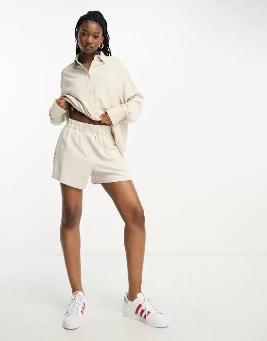 Ava linen mix shorts in off white