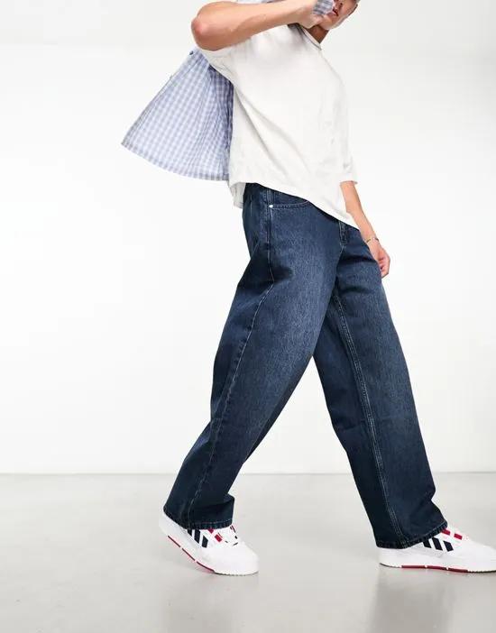 baggy jeans in mid blue