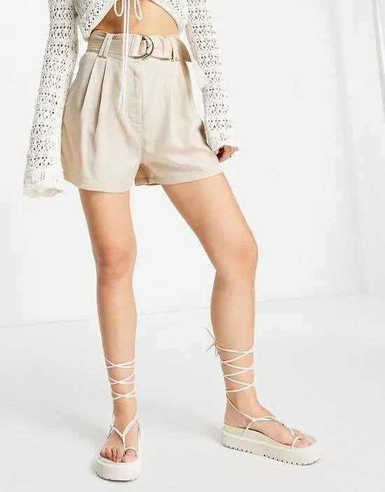 belted casual short in stone