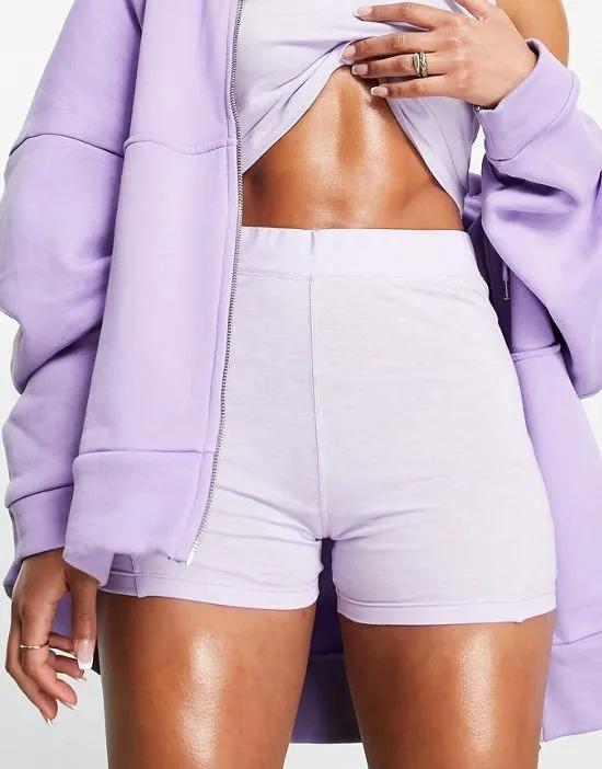 booty short with contour seam in lilac