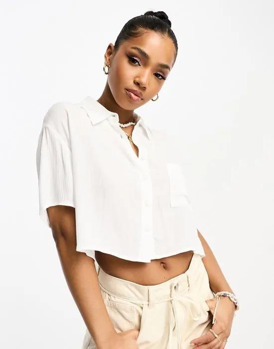 boxy cropped crinkle shirt in white