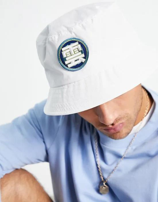 bucket hat in white with patch - WHITE