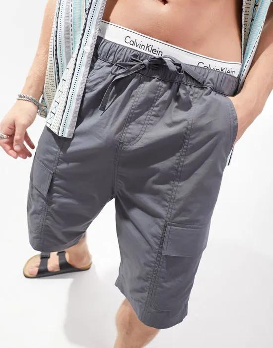 cargo shorts in regular length in charcoal