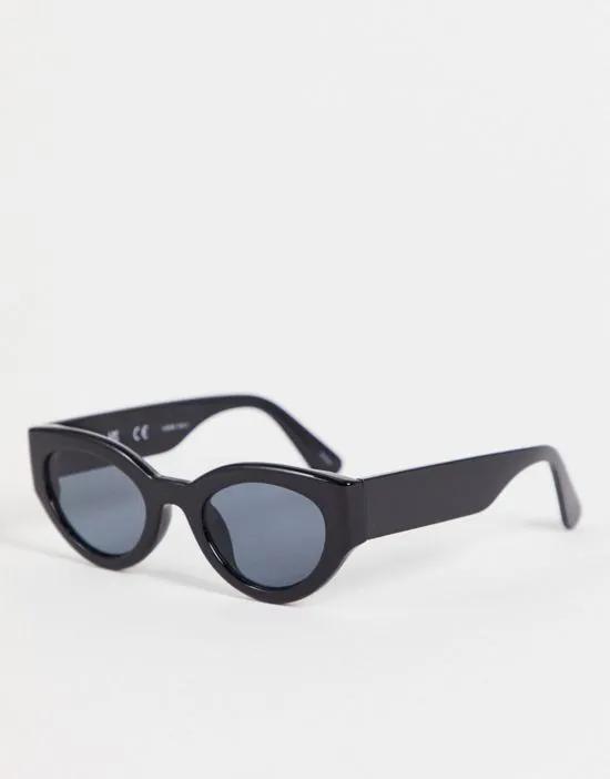 chunky cat eye sunglasses in black