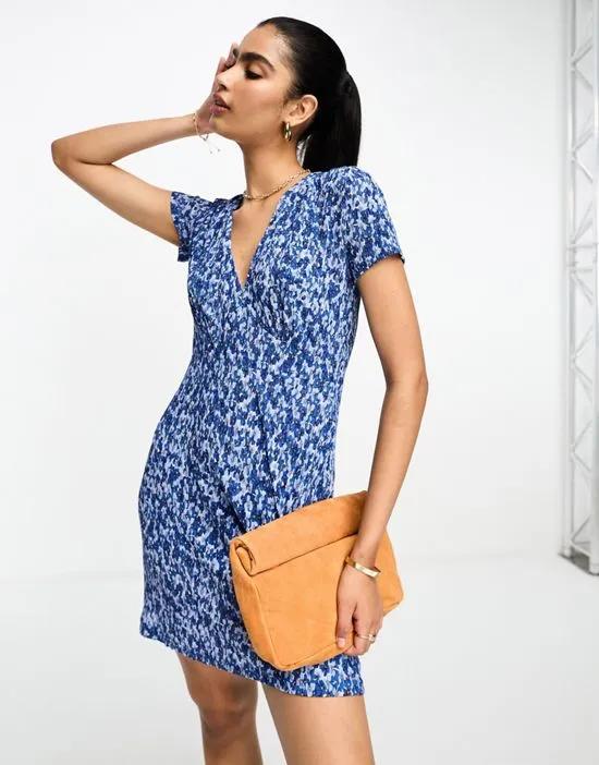 cinched waist dusty floral short sleeve mini dress in blue