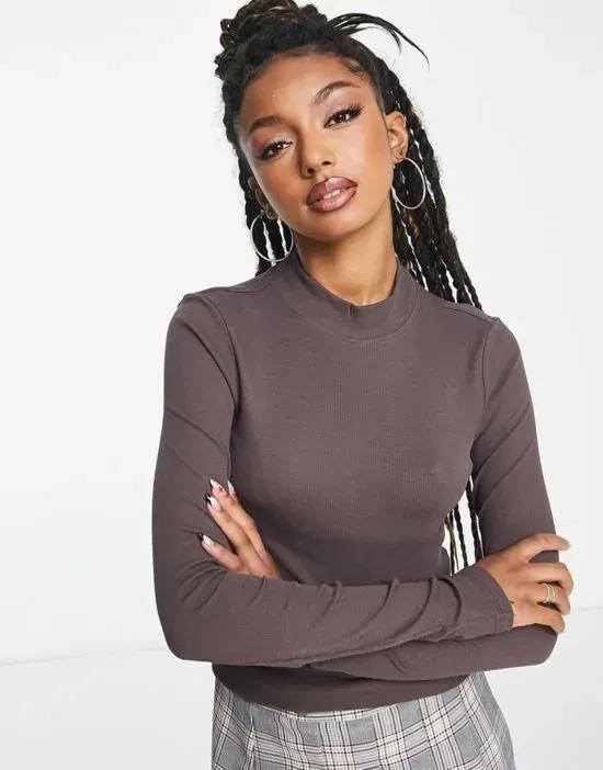 Close fitted turtle neck long sleeve top in brown