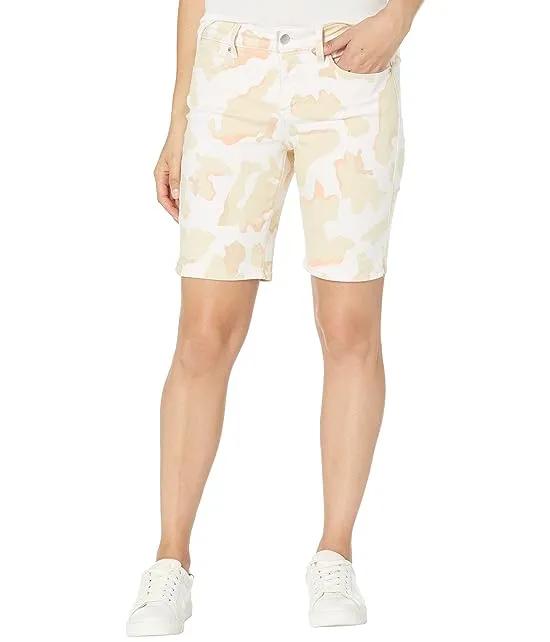 Ella Shorts with Sideseam Slits in Abstract Camo