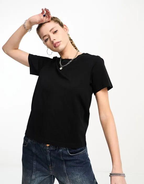 Essence standard t-shirt in black