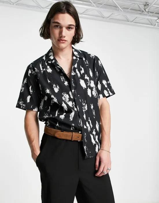 fiske camp collar shirt in black with white print