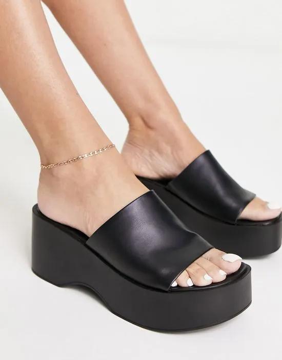 flatform sandal in black