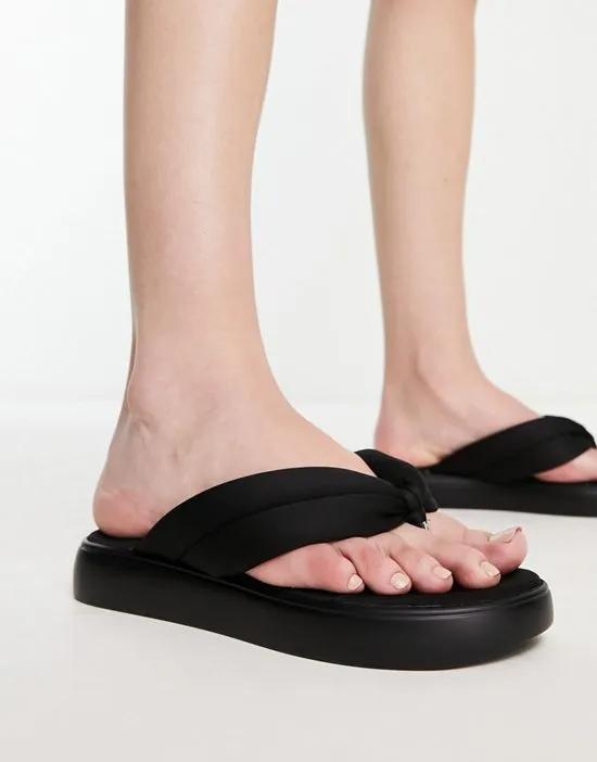 flatform toe post sandals in black