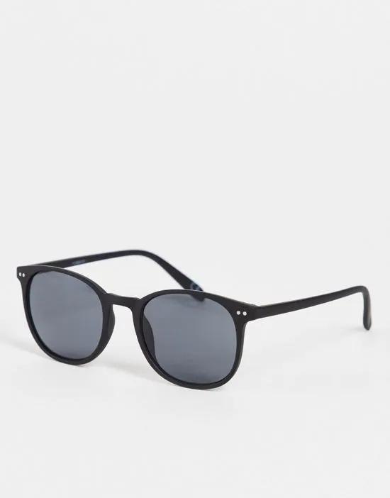 frame round sunglasses in matte black with smoke lens - BLACK