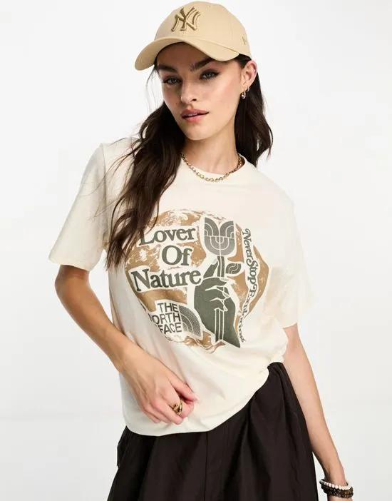 graphic t-shirt in off white