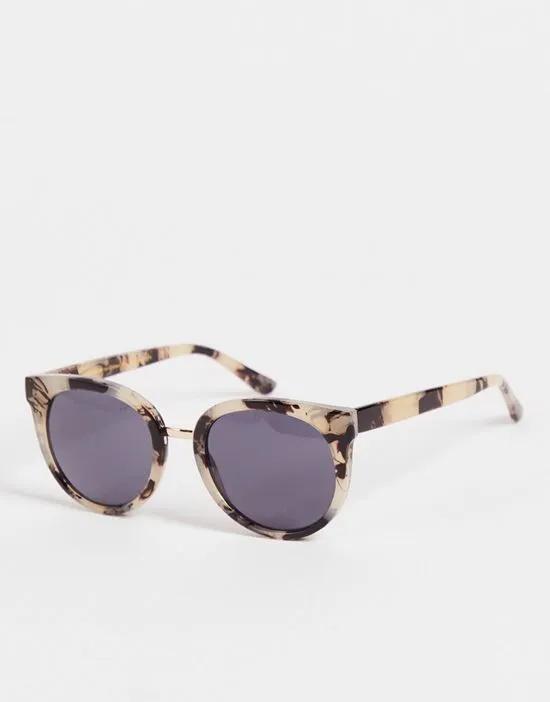 Gray square sunglasses in hornet