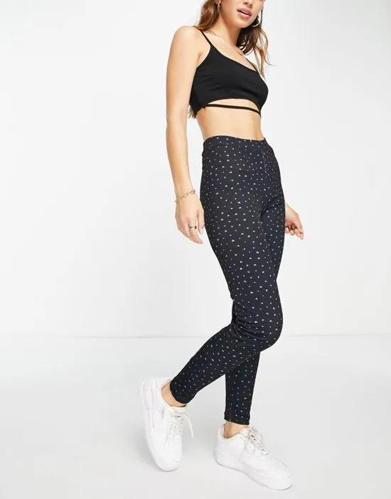 high waisted leggings in black with purple hearts