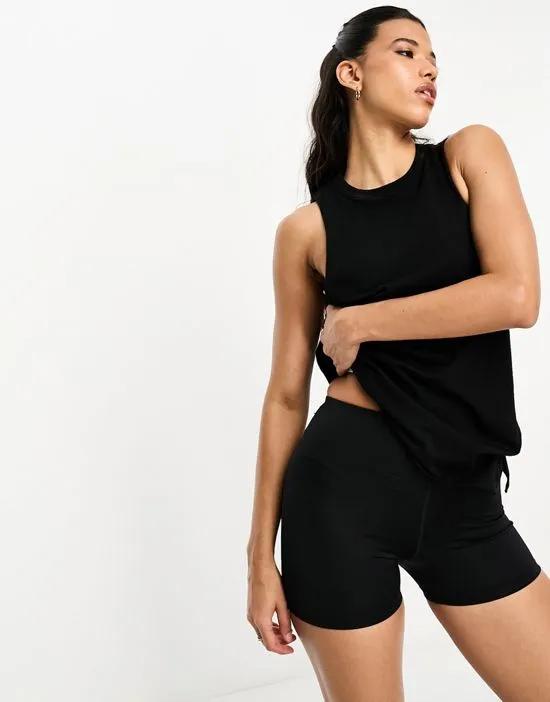 icon 3-inch booty shorts in performance fabric
