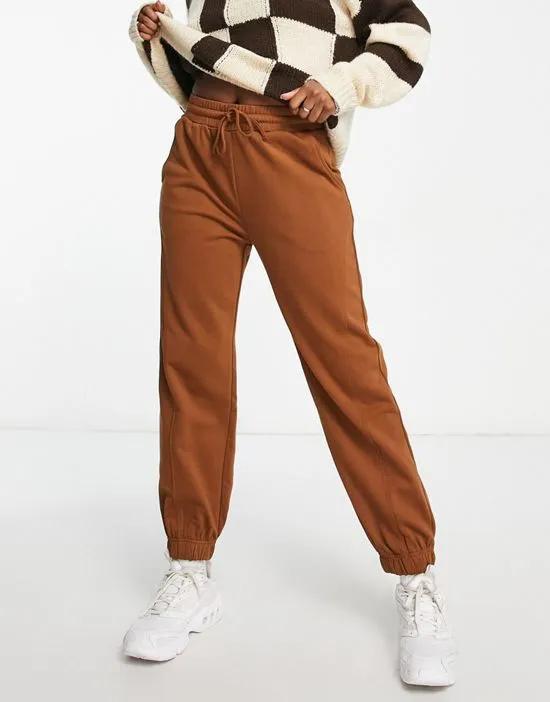 jogging pants in brown
